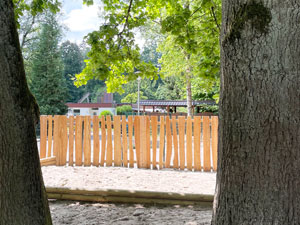 Kita St Thomas Parkplatz Holzzaun s